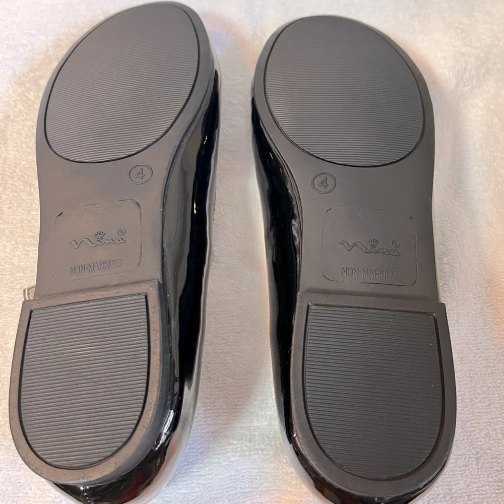 NWT Nina black patent leather Mary Jane’s shoes in size 4
